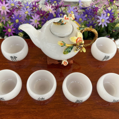 Bộ ấm trà chạm hoa hồng và ong đá bạch ngọc