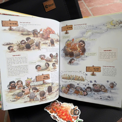 (Bộ 4 cuốn, bìa tương tác) MỘT NGÀY CỦA NGƯỜI NGUYÊN THỦY: Ục ục cái bụng đói meo, Úi giời lạnh teo, Rào rào dựng nhà nào, Lục cục đục đẽo - Duan Zhang Qu Yi Studio - Lê Tùng Dương dịch - Thái Hà