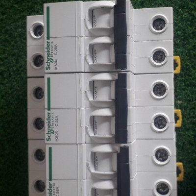 Cầu dao MCB 2P-25A 6kA A9K27225 Schneider