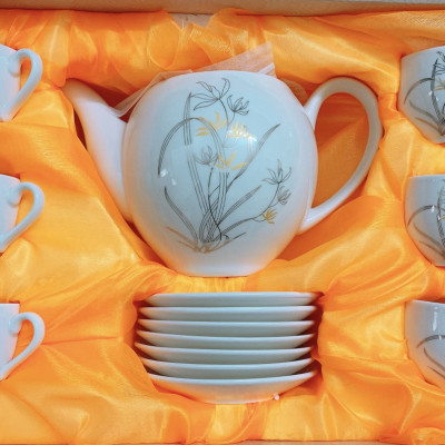 Bộ ấm chén pha trà kèm 7 đĩa sứ  camelia màu trắng hoa bạc - ANTH464