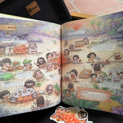 (Bộ 4 cuốn, bìa tương tác) MỘT NGÀY CỦA NGƯỜI NGUYÊN THỦY: Ục ục cái bụng đói meo, Úi giời lạnh teo, Rào rào dựng nhà nào, Lục cục đục đẽo - Duan Zhang Qu Yi Studio - Lê Tùng Dương dịch - Thái Hà