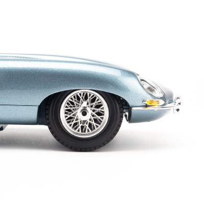 Mô Hình Xe Jaguar E-Type Coupe Silver/Blue 1:18 Bburago - MH-18-12044