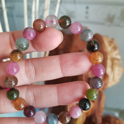 Vòng tay phong thủy đá tourmaline tự nhiên  size vòng 8ly bóng mượt đẹp  Nữ đeo vòng tay đá tourmaline màu tươi trẻ bóng mượt đem đến sự may mắn, vui tươi, thịnh vượng tài lộc ạ