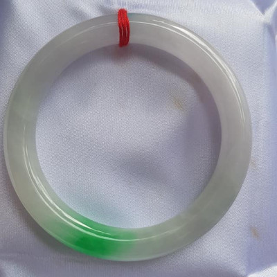 Vòng Cẩm Thạch tự nhiên Tr Lý Ni 52mm Vòng size 52mm x chột 8mm bóng đẹp màu trắng bóng điểm xanh lý tươi đậm đẹp 1 điểm nhấn của vòng xinh xắn lắm Nữ 50kg - 55kg kim mệnh thuỷ đeo hợp ạ