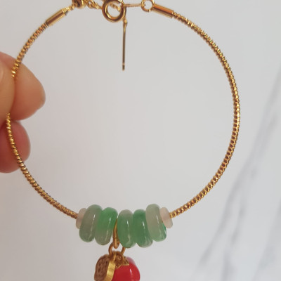 Vòng charm kiểu 5 đồng điếu đá cẩm thạch A Trắng Xanh lý bóng đẹp phối phụ kiện vàng charm trái táo đỏ kiểu may mắn dây vàng kiểu khóa rút đẹp vừa xinh xắn vừa đẹp may mắn tài lộc ạ