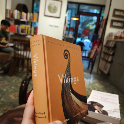 Sách - Pocket Museum: Vikings by Steve Ashby  - History /Nonfiction in English