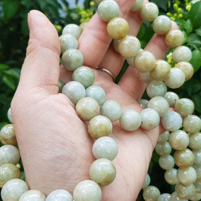  Vòng tay chuỗi nam nữ đá cẩm thạch tự nhiên trắng vàng bóng ngời Vòng size hạt 13mm Màu trắng vàng đất nhẹ bóng mượt thiệt đẹp ạ