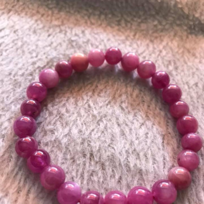 CHIẾC VÒNG TAY NỮ ĐÁ RUBBY HỒNG CÁNH SEN ĐẸP  SIZE VÒNG 8LY ĐÚNG CUNG SANH HỢP NỮ MỆNH HỎA MỆNH THỔ  100% ĐÁ RUBBY HỒNG TỰ NHIÊN Ạ