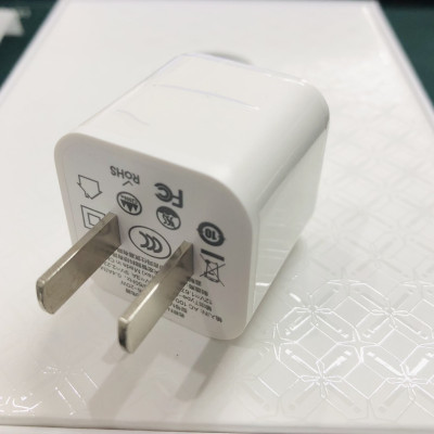 Củ Wiwu Fast Charger P016 cho mọi loại Smart Phone cao cấp trên thị trường có tích hợp sạc nhanh 20W - Hàng chính hãng