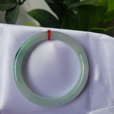 Vòng cẩm thạch tự nhiên A LÝ 51mm x 7,2mm Màu  xanh lý nhẹ tô điểm 1 Vân Xanh Lý Đậm đẹp Nữ Mộc Hỏa Thủy 50kg - 57kg ạ