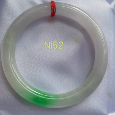 Vòng Cẩm Thạch tự nhiên Tr Lý Ni 52mm Vòng size 52mm x chột 8mm bóng đẹp màu trắng bóng điểm xanh lý tươi đậm đẹp 1 điểm nhấn của vòng xinh xắn lắm Nữ 50kg - 55kg kim mệnh thuỷ đeo hợp ạ