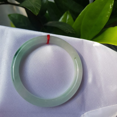 Vòng cẩm thạch tự nhiên A LÝ 51mm x 7,2mm Màu  xanh lý nhẹ tô điểm 1 Vân Xanh Lý Đậm đẹp Nữ Mộc Hỏa Thủy 50kg - 57kg ạ