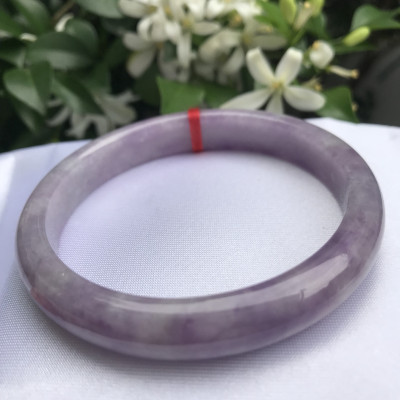 Vòng Cẩm Thạch mới Bản Hẹ Tím Nhẹ Ni 57mm Cao 10mm Dầy 7mm Màu tím nhẹ đều bóng đẹp Nữ mạng hỏa mạng thổ 53kg đến 58kg đeo rất là xinh tay nhe các Chị đẹp ạ