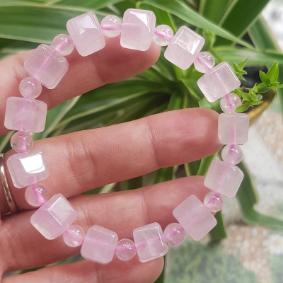 Vòng tay nữ kiểu đá thạch anh hồng tự nhiên hạt vuông tròn đan xen rất là đẹp Size hạt vuông 9mm phối bi nhỏ 6mm màu hồng tươi nhẹ nhàng nữ mệnh hỏa mệnh thổ đeo có 499k ạ