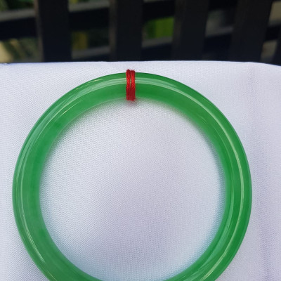 Vòng tay Nữ đá cẩm thạch Mới Lý T 52mm Vòng màu Xanh lá tươi bóng 52kg - 56kg Nữ mệnh Mộc mệnh Hỏa Thủy đeo ạ