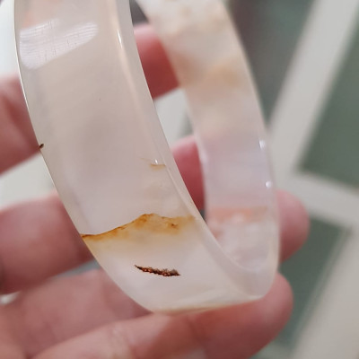 Vòng tay Nữ Mã Não Bản Vuông Bông mới bóng đẹp Ni 54mm x cao 14mm x dầy 6mm Màu Trắng bóng bông vàng nữ mệnh Kim mệnh Thủy 52kg - 55kg đeo đẹp xinh tay lắm ạ