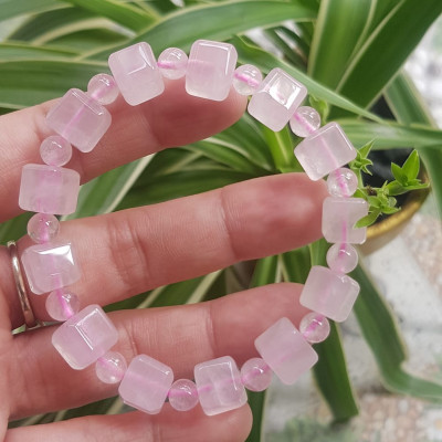 Vòng tay nữ kiểu đá thạch anh hồng tự nhiên hạt vuông tròn đan xen rất là đẹp Size hạt vuông 9mm phối bi nhỏ 6mm màu hồng tươi nhẹ nhàng nữ mệnh hỏa mệnh thổ đeo có 499k ạ