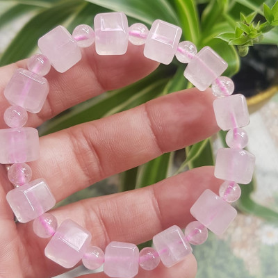 Vòng tay nữ kiểu đá thạch anh hồng tự nhiên hạt vuông tròn đan xen rất là đẹp Size hạt vuông 9mm phối bi nhỏ 6mm màu hồng tươi nhẹ nhàng nữ mệnh hỏa mệnh thổ đeo có 499k ạ