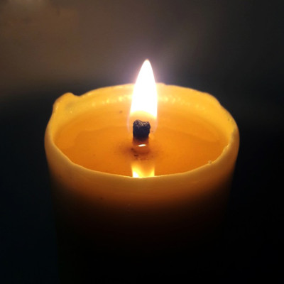 Nến Sáp Ong 120 Giờ Kèm Dĩa Gỗ Dừa 10cm : Khử Mùi Hôi Phòng Kín, Làm Sạch Không Khí, Thơm Nhẹ Mùi Mật Ong - HÀNG CHÍNH HÃNG