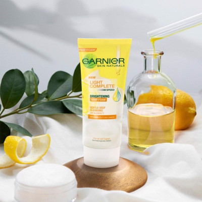 Sữa rửa mặt tạo bọt sáng da Garnier Light Complete Vitamin C Whip Foam 100ml