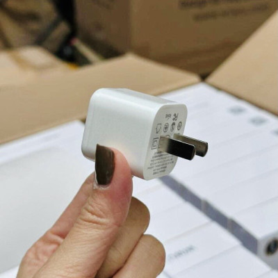 Củ Wiwu Fast Charger P016 cho mọi loại Smart Phone cao cấp trên thị trường có tích hợp sạc nhanh 20W - Hàng chính hãng