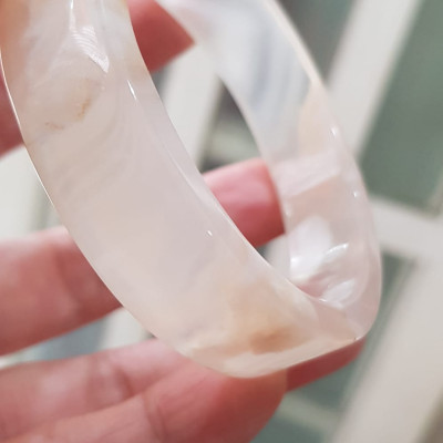 Vòng tay Nữ Mã Não Bản Vuông Bông mới bóng đẹp Ni 54mm x cao 14mm x dầy 6mm Màu Trắng bóng bông vàng nữ mệnh Kim mệnh Thủy 52kg - 55kg đeo đẹp xinh tay lắm ạ