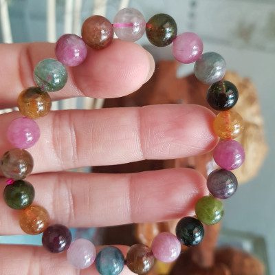 Vòng tay phong thủy đá tourmaline tự nhiên  size vòng 8ly bóng mượt đẹp  Nữ đeo vòng tay đá tourmaline màu tươi trẻ bóng mượt đem đến sự may mắn, vui tươi, thịnh vượng tài lộc ạ