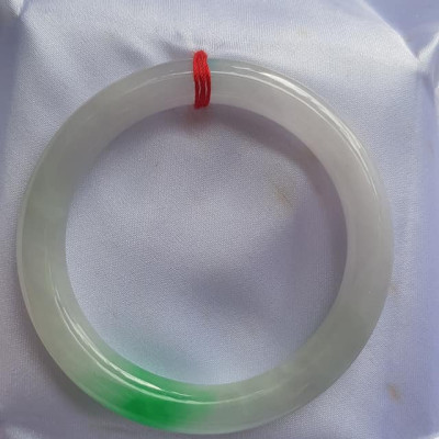 Vòng Cẩm Thạch tự nhiên Tr Lý Ni 52mm Vòng size 52mm x chột 8mm bóng đẹp màu trắng bóng điểm xanh lý tươi đậm đẹp 1 điểm nhấn của vòng xinh xắn lắm Nữ 50kg - 55kg kim mệnh thuỷ đeo hợp ạ