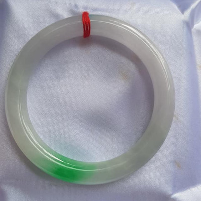Vòng Cẩm Thạch tự nhiên Tr Lý Ni 52mm Vòng size 52mm x chột 8mm bóng đẹp màu trắng bóng điểm xanh lý tươi đậm đẹp 1 điểm nhấn của vòng xinh xắn lắm Nữ 50kg - 55kg kim mệnh thuỷ đeo hợp ạ