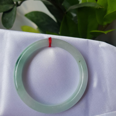 Vòng cẩm thạch tự nhiên A LÝ 51mm x 7,2mm Màu  xanh lý nhẹ tô điểm 1 Vân Xanh Lý Đậm đẹp Nữ Mộc Hỏa Thủy 50kg - 57kg ạ