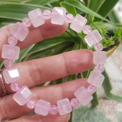 Vòng tay nữ kiểu đá thạch anh hồng tự nhiên hạt vuông tròn đan xen rất là đẹp Size hạt vuông 9mm phối bi nhỏ 6mm màu hồng tươi nhẹ nhàng nữ mệnh hỏa mệnh thổ đeo có 499k ạ