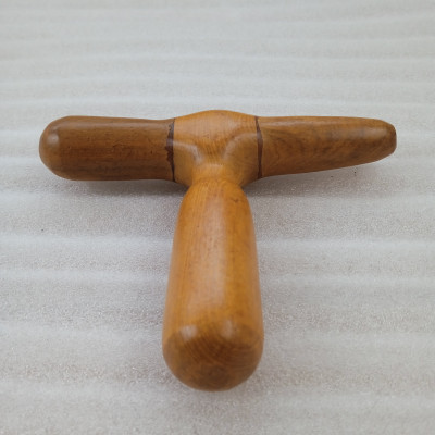 Dụng cụ massage N H home bằng gỗ thơm hình cái búa.