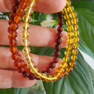 Vòng tay phong thuỷ may mắn nữ đá Hổ Phách tự nhiên quấn tay kiểu 3 vòng Size hạt 5mm 3 màu tam hợp vàng anh - cam - đỏ đậm phối tay kiểu Nữ tất cả các mệnh đeo rất xinh Hổ phách là một viên đá được hình thành qua sự hóa thạch của nhựa cây thông cổ đại