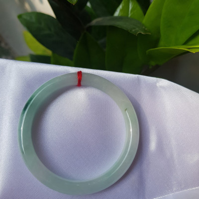 Vòng cẩm thạch tự nhiên A LÝ 51mm x 7,2mm Màu  xanh lý nhẹ tô điểm 1 Vân Xanh Lý Đậm đẹp Nữ Mộc Hỏa Thủy 50kg - 57kg ạ