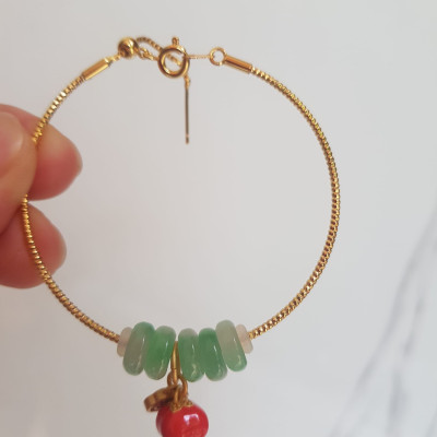 Vòng charm kiểu 5 đồng điếu đá cẩm thạch A Trắng Xanh lý bóng đẹp phối phụ kiện vàng charm trái táo đỏ kiểu may mắn dây vàng kiểu khóa rút đẹp vừa xinh xắn vừa đẹp may mắn tài lộc ạ