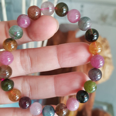 Vòng tay phong thủy đá tourmaline tự nhiên  size vòng 8ly bóng mượt đẹp  Nữ đeo vòng tay đá tourmaline màu tươi trẻ bóng mượt đem đến sự may mắn, vui tươi, thịnh vượng tài lộc ạ