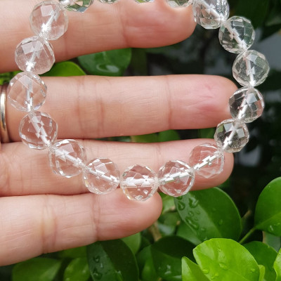 Vòng tay phong thủy nữ đá thạch anh trắng giác tự nhiên Size vòng 10mm Chất liệu đá thạch anh màu trắng tinh khôi giác đẹp ạ 