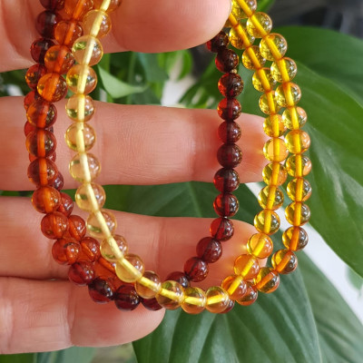 Vòng tay phong thuỷ may mắn nữ đá Hổ Phách tự nhiên quấn tay kiểu 3 vòng Size hạt 5mm 3 màu tam hợp vàng anh - cam - đỏ đậm phối tay kiểu Nữ tất cả các mệnh đeo rất xinh Hổ phách là một viên đá được hình thành qua sự hóa thạch của nhựa cây thông cổ đại