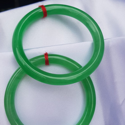 Vòng tay Nữ đá cẩm thạch Mới Lý T 52mm Vòng màu Xanh lá tươi bóng 52kg - 56kg Nữ mệnh Mộc mệnh Hỏa Thủy đeo ạ