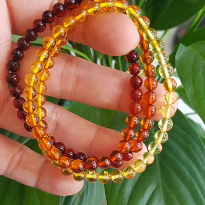 Vòng tay phong thuỷ may mắn nữ đá Hổ Phách tự nhiên quấn tay kiểu 3 vòng Size hạt 5mm 3 màu tam hợp vàng anh - cam - đỏ đậm phối tay kiểu Nữ tất cả các mệnh đeo rất xinh Hổ phách là một viên đá được hình thành qua sự hóa thạch của nhựa cây thông cổ đại