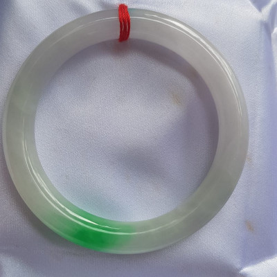 Vòng Cẩm Thạch tự nhiên Tr Lý Ni 52mm Vòng size 52mm x chột 8mm bóng đẹp màu trắng bóng điểm xanh lý tươi đậm đẹp 1 điểm nhấn của vòng xinh xắn lắm Nữ 50kg - 55kg kim mệnh thuỷ đeo hợp ạ