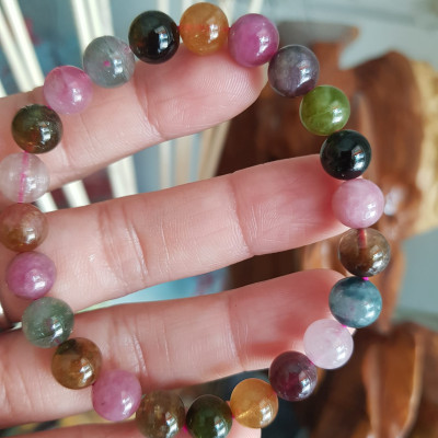 Vòng tay phong thủy đá tourmaline tự nhiên  size vòng 8ly bóng mượt đẹp  Nữ đeo vòng tay đá tourmaline màu tươi trẻ bóng mượt đem đến sự may mắn, vui tươi, thịnh vượng tài lộc ạ