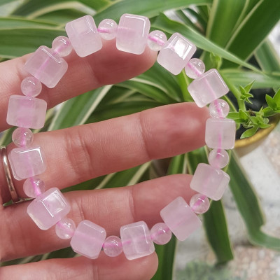 Vòng tay nữ kiểu đá thạch anh hồng tự nhiên hạt vuông tròn đan xen rất là đẹp Size hạt vuông 9mm phối bi nhỏ 6mm màu hồng tươi nhẹ nhàng nữ mệnh hỏa mệnh thổ đeo có 499k ạ