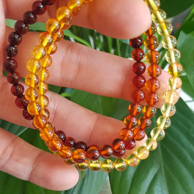 Vòng tay phong thuỷ may mắn nữ đá Hổ Phách tự nhiên quấn tay kiểu 3 vòng Size hạt 5mm 3 màu tam hợp vàng anh - cam - đỏ đậm phối tay kiểu Nữ tất cả các mệnh đeo rất xinh Hổ phách là một viên đá được hình thành qua sự hóa thạch của nhựa cây thông cổ đại