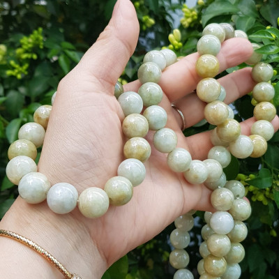 Vòng tay chuỗi nam nữ đá cẩm thạch tự nhiên trắng vàng bóng ngời Vòng size hạt 13mm Màu trắng vàng đất nhẹ bóng mượt thiệt đẹp ạ