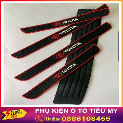 Bộ 4 Miếng Nẹp Bước Chân Bằng Cao Su logo TOYOTA Chống Trơn Trượt - Dán Chống Trầy Xước Cửa Ô Tô
