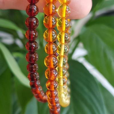 Vòng tay phong thuỷ may mắn nữ đá Hổ Phách tự nhiên quấn tay kiểu 3 vòng Size hạt 5mm 3 màu tam hợp vàng anh - cam - đỏ đậm phối tay kiểu Nữ tất cả các mệnh đeo rất xinh Hổ phách là một viên đá được hình thành qua sự hóa thạch của nhựa cây thông cổ đại