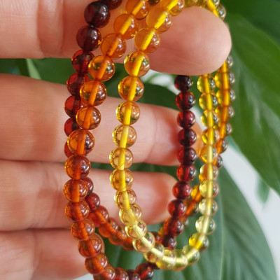 Vòng tay phong thuỷ may mắn nữ đá Hổ Phách tự nhiên quấn tay kiểu 3 vòng Size hạt 5mm 3 màu tam hợp vàng anh - cam - đỏ đậm phối tay kiểu Nữ tất cả các mệnh đeo rất xinh Hổ phách là một viên đá được hình thành qua sự hóa thạch của nhựa cây thông cổ đại
