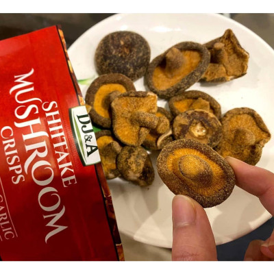 Nấm hương sấy giòn vị tỏi ớt DJ&A 65g - thuần chay, vegan - Skitake mushroom crisps smoked chilli & garlic