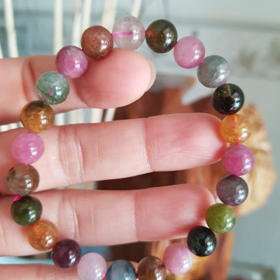 Vòng tay phong thủy đá tourmaline tự nhiên  size vòng 8ly bóng mượt đẹp  Nữ đeo vòng tay đá tourmaline màu tươi trẻ bóng mượt đem đến sự may mắn, vui tươi, thịnh vượng tài lộc ạ